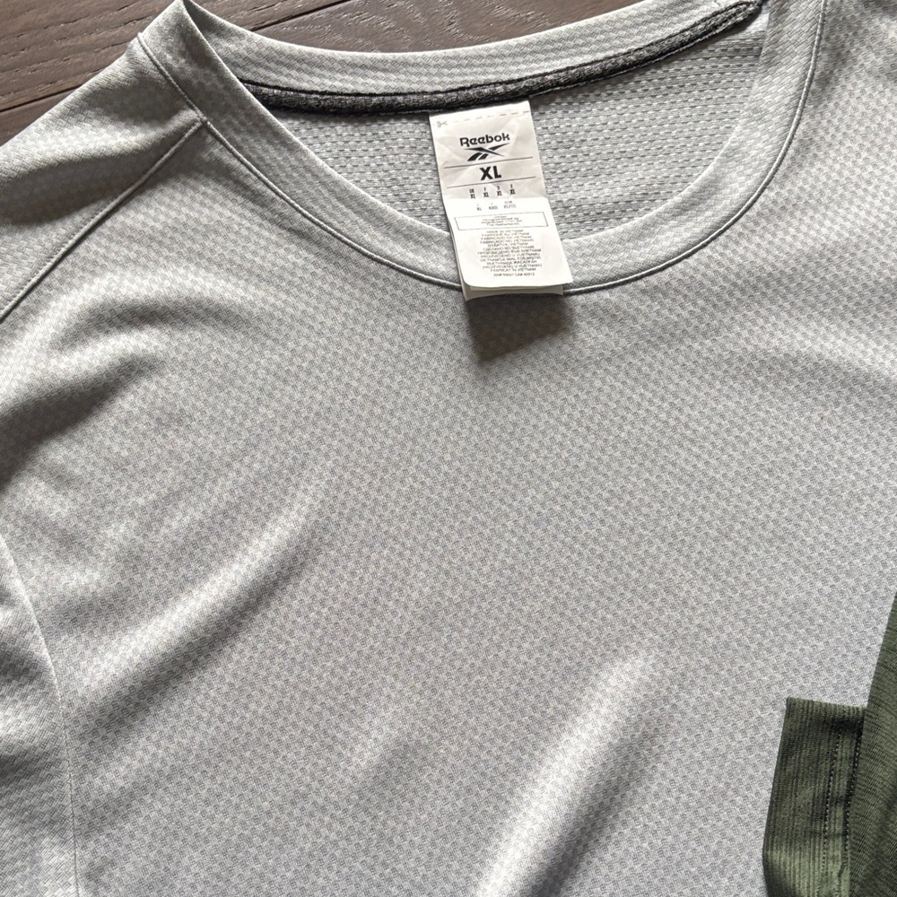 4 Reebok Tops - Picture 4 of 5